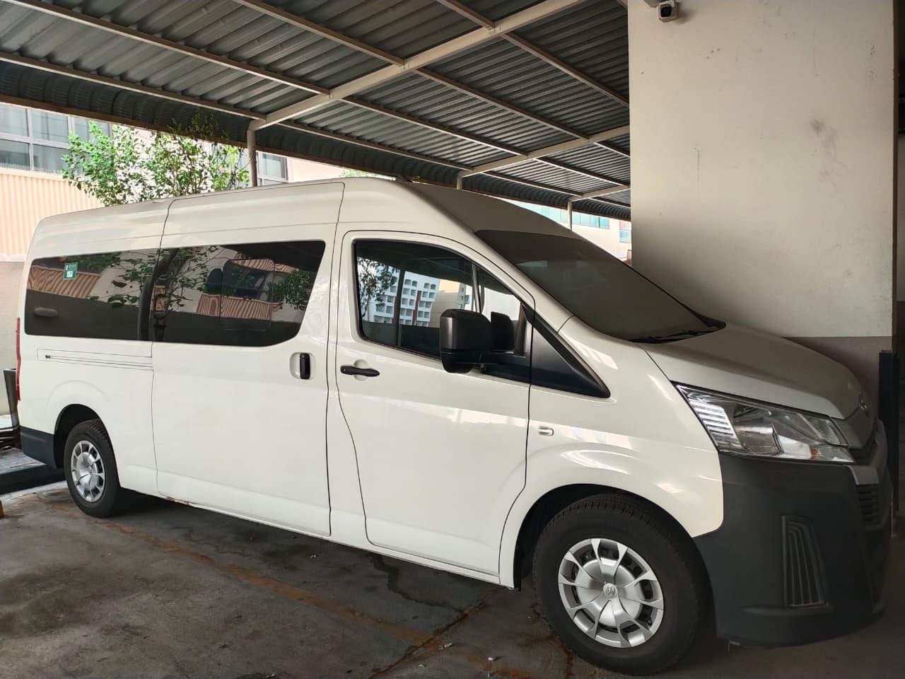 Beyaz Toyota Hiace 13 Seater Bus 3.5L 2023